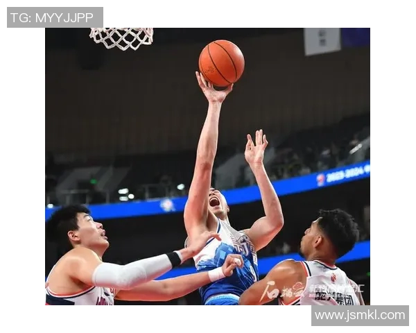 新疆伊力特大胜广州队，外援沃克表现抢眼