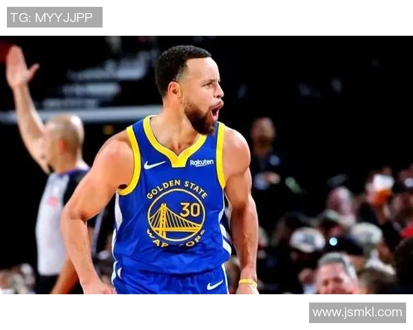 库里领衔勇士队对决开拓者展现精彩对抗与战术博弈